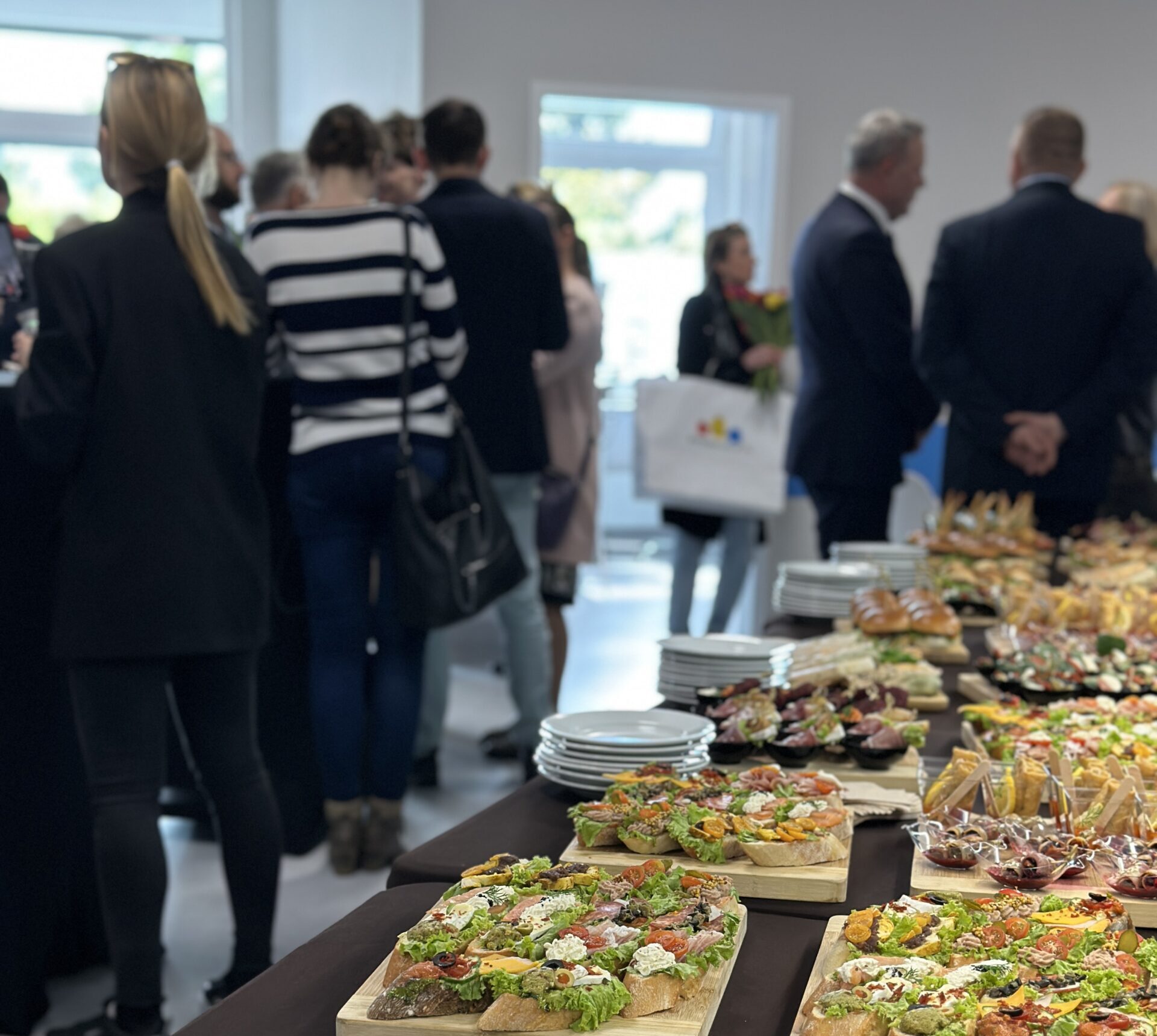 Jak dobrać odpowiedni ilość przekąsek finger-food na imprezę?