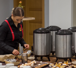 kelnerka układająca bufet na cateringu biznesowym w uczelni bydgoskiej