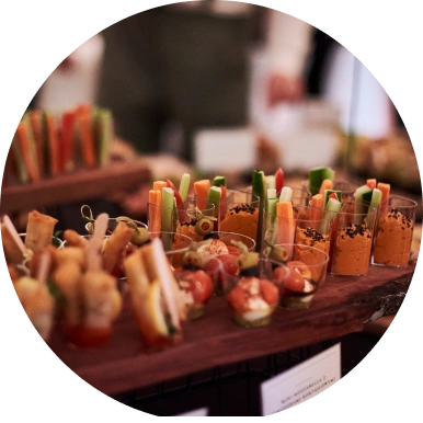 przekąski finger food w małych wygodnych pojemniczkach. Duży wybór wege i standard