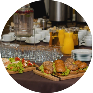 bufet cateringu — miniburgery, soki, szklanki na cateringu w bydgoskiej uczelni