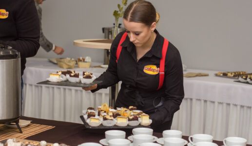 słodkości bankietowe i bufet kawowy z obsługą kelnerską na realizacji cateringu biznesowego