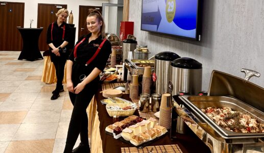 Catering biznesowy w uczelni wyższej. Bufert, obsługa i dania ciepłe