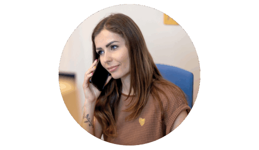 Magda z Biura Obsługi Klienta przy telefonie ustalając szczegóły cateringu okolicznościowego i biznesowego