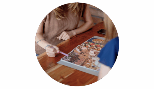 @ osoby przeglądające realizacje i ofertę cateringu okolicznościoweg i biznesowego i zdjęcia przekąsek finger-food, deserków itp